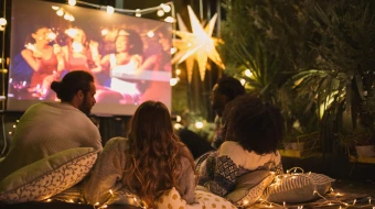 Imagen referencial de un grupo de amigos viendo películas.