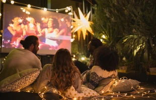 Imagen referencial de un grupo de amigos viendo películas. Crédito: M_a_y_a / Canva