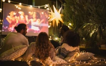 Imagen referencial de un grupo de amigos viendo películas.