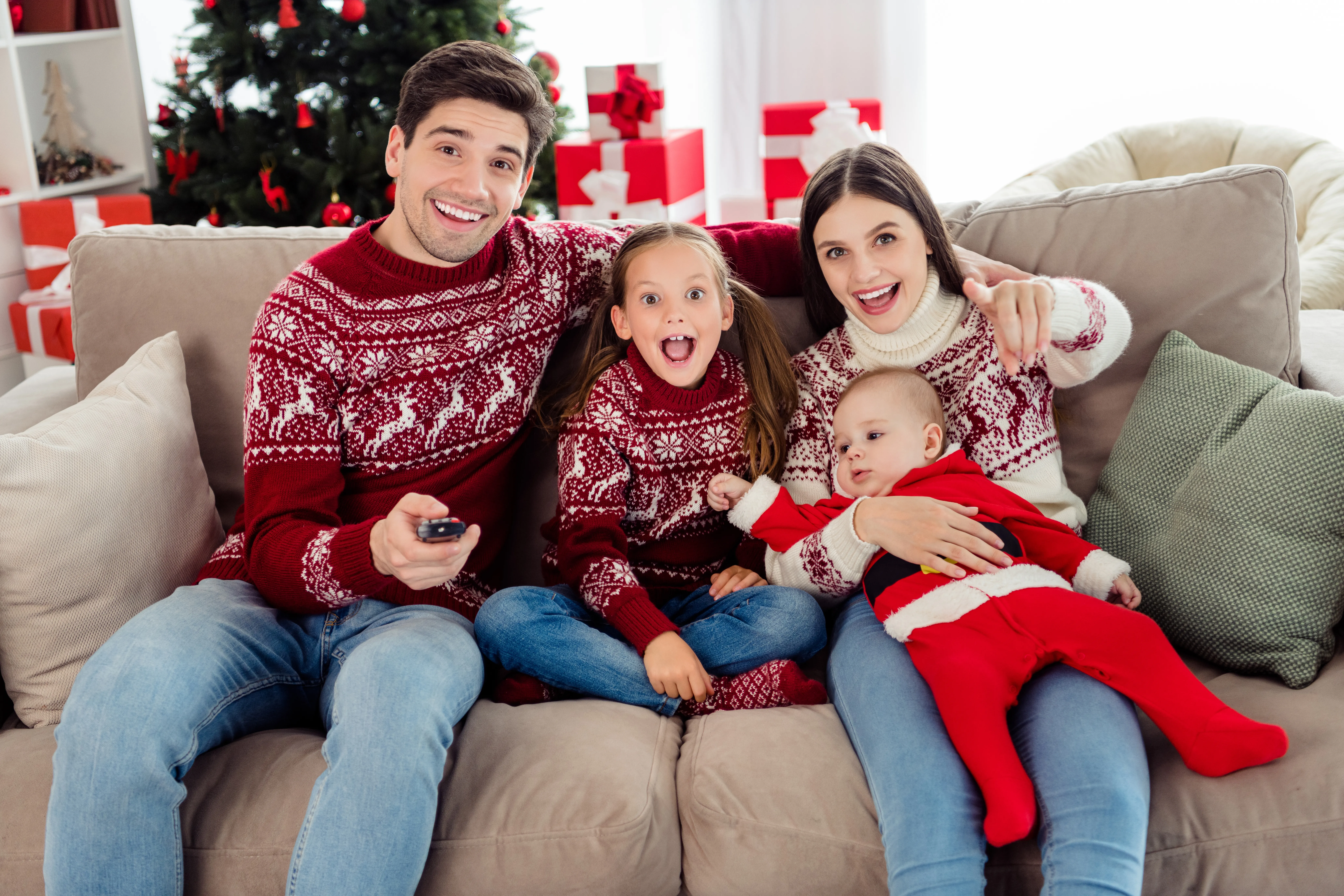 Familia viendo películas en casa en la época navideña.?w=200&h=150