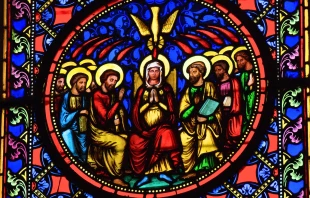 Vitral de Pentecostés en un templo en la cuidad de Bayeux, France. Crédito: Jorisvo / Canva