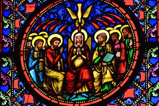 Vitral de Pentecostés en un templo en la cuidad de Bayeux, France.