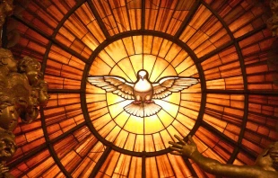 Imagen del Espíritu Santo en un vitral de la Basílica de San Pedro del Vaticano. Crédito: Dnalor 01, CC BY-SA 3.0