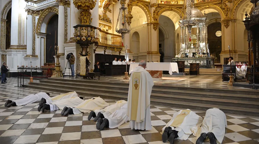 Mons. Javier Martínez y otros sacerdotes postrados en la catedral de Granada (España). Foto: Arzobispado de Granada?w=200&h=150