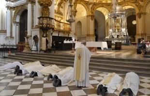 Mons. Javier Martu00ednez y otros sacerdotes postrados en la catedral de Granada (Espau00f1a). Foto: Arzobispado de Granada 