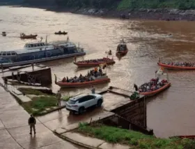 Peregrinación navega el río Iguazú a 398 años de la primera fundación de los Jesuitas en la triple frontera