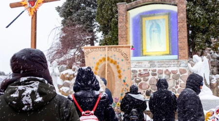 Peregrinos en el Santuario de la Virgen de Guadalupe del estado de Illinois.