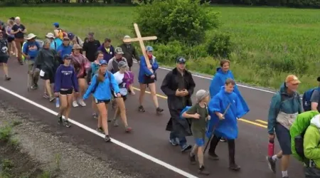 Con peregrinación de casi 100 km. rinden homenaje a sacerdote y héroe nacional en EEUU