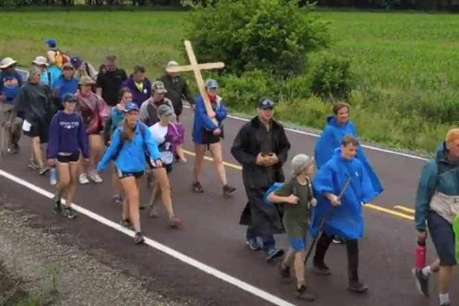 Con peregrinación de casi 100 km. rinden homenaje a sacerdote y héroe nacional en EEUU