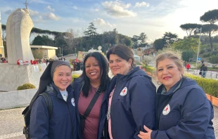 Peregrinas de Chicago rezan por el Papa Francisco en el Gemelli Crédito: Almudena Martínez-Bordiú/ ACI Prensa