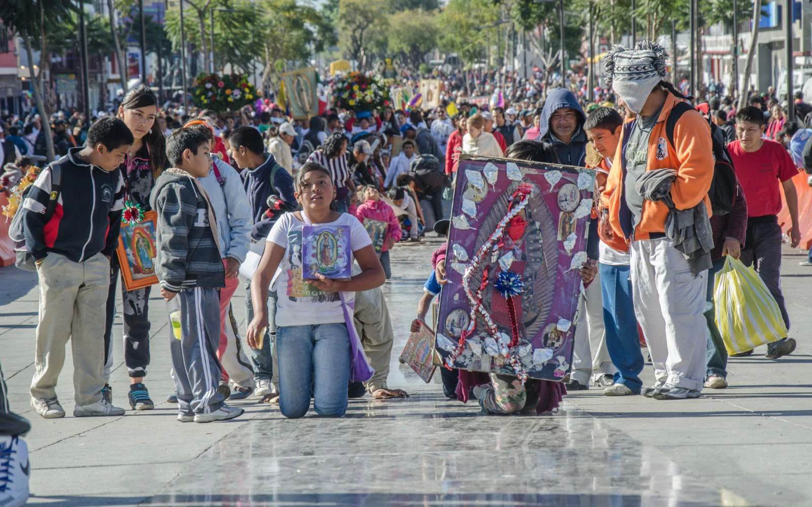 Peregrinos recorren de rodillas y de pie la Calzada de Guadalupe, que lleva hacia la Basílica de Guadalupe en Ciudad de México, el 12 de diciembre de 2017.?w=200&h=150