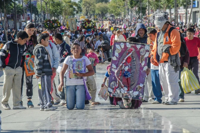 Peregrinos recorren la Calzada de Guadalupe, que lleva hacia la Basílica de Guadalupe