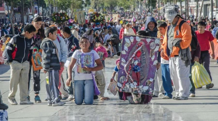 Peregrinos recorren la Calzada de Guadalupe, que lleva hacia la Basílica de Guadalupe