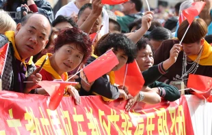 Peregrinos de China en la Plaza de San Pedro en el Vaticano. Crédito: Daniel Ibáñez / EWTN News