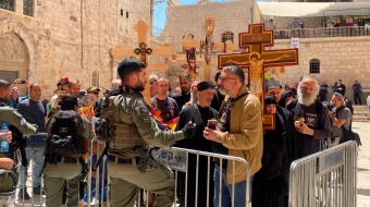 Los fieles se reúnen a la entrada de la Iglesia del Santo Sepulcro para las celebraciones ortodoxas del Viernes Santo.