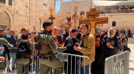 Peregrinos en la entrada de la Iglesia del Santo Sepulcro