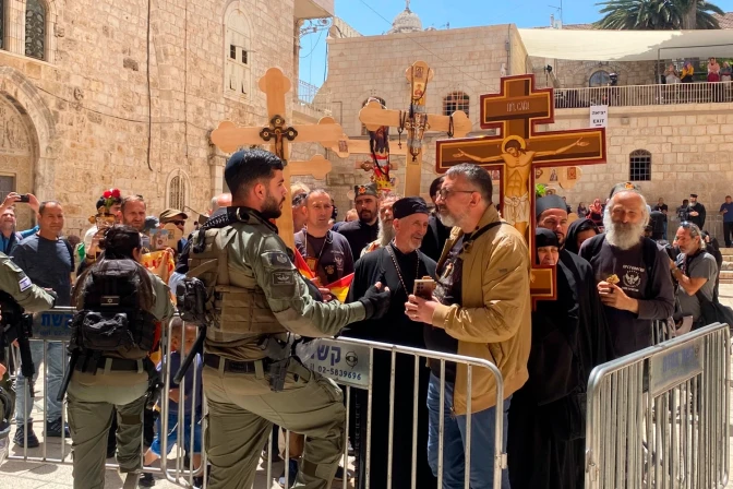 Peregrinos en la entrada de la Iglesia del Santo Sepulcro