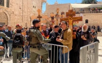 Los fieles se reúnen a la entrada de la Iglesia del Santo Sepulcro para las celebraciones ortodoxas del Viernes Santo.