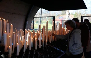 Peregrinos encienden velas en el Santuario de Lourdes en Francia. Crédito: Courtney Mares / EWTN News.
