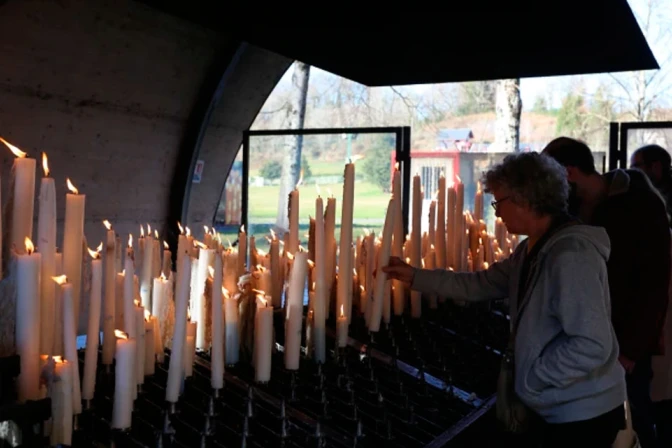 Peregrinos encienden velas en el Santuario de Lourdes en Francia.