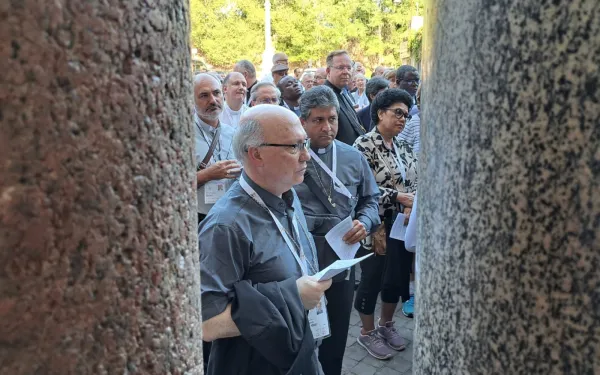 Miembros del Sínodo de la Sinodalidad aguardan a entrar en la Basílica de San Sebastián en Roma. Crédito: Nicolás de Cárdenas / ACI Prensa