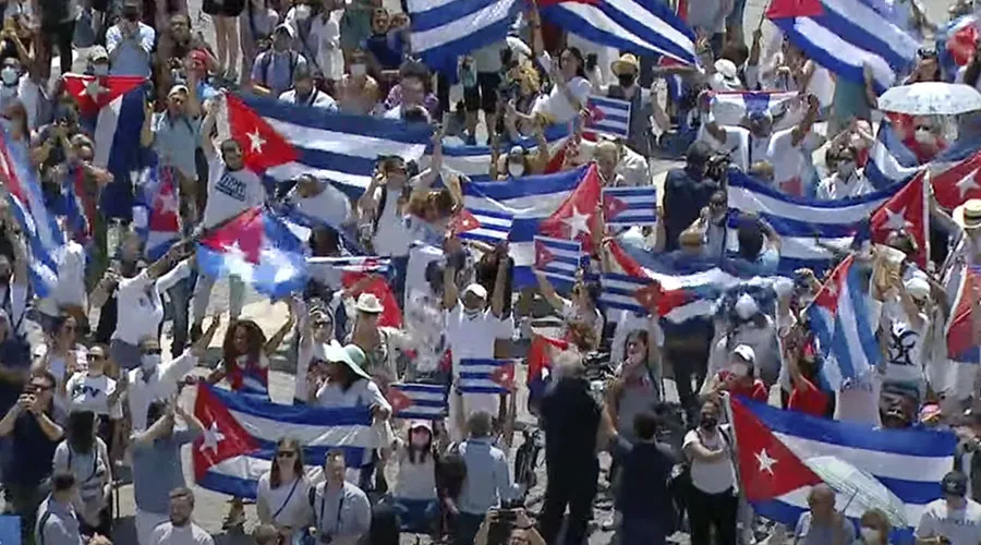 Papa Francisco pide “paz, diálogo y solidaridad” para Cuba 