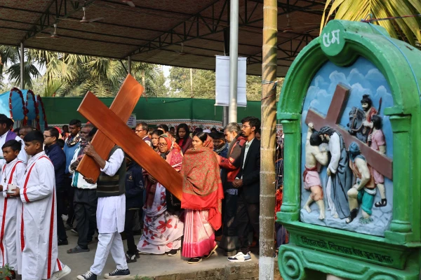 Los peregrinos se reúnen en el Vía Crucis la mañana del 16 de enero de 2026, antes de la misa en el santuario mariano de Nabai Battala, Bangladesh. Crédito: Stephan Uttom Rozario