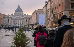 Peregrinos del Jubileo recorren Via della Conciliazione camino a San Pedro Crédito: Vatican Media