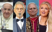 De izquierda a derecha: Papa Francisco, Andre Bocelli, Papa León XIV, Erika Kirk.