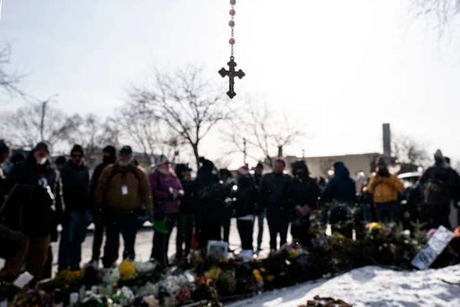 Personas reunidas donde murió Alex Pretti.