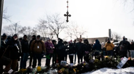 Personas reunidas donde murió Alex Pretti.