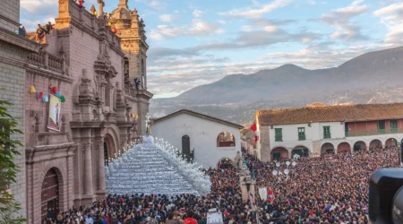 Procesión de Semana Santa en Ayacucho, Perú