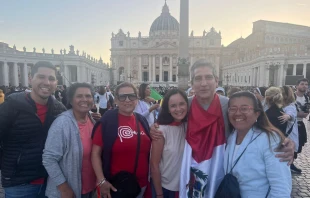 Peruanos celebran el Habemus Papam desde la Plaza de San Pedro este 8 de mayo Crédito: EWTN News