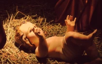 Pesebre con figura del Niño Jesús.