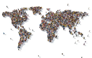 El último estudio del Pew Research Center, publicado el 5 de junio de 2025, encontró que, aunque el cristianismo sigue siendo la religión más grande del mundo, el crecimiento del islam superó al de cualquier otra religión durante la última década. Crédito: Arthimedes/Shutterstock.