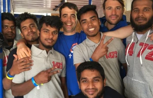 El sacerdote italiano que salva inmigrantes en el Mediterráneo con algunos de ellos Crédito: cortesía P. Mattia Ferrari