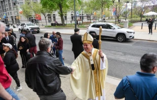 El Arzobispo de Filadelfia, Mons. Nelson J. Pérez, se dirige a los miembros de su congregación en la Basílica Catedral de San Pedro y San Pablo tras una misa especial por el Papa Francisco el 21 de abril de 2025 en Filadelfia. Crédito: Matthew Hatcher/Getty Images