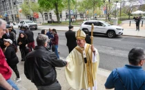 El Arzobispo de Filadelfia, Mons. Nelson J. Pérez, se dirige a los miembros de su congregación en la Basílica Catedral de San Pedro y San Pablo tras una misa especial por el Papa Francisco el 21 de abril de 2025 en Filadelfia.