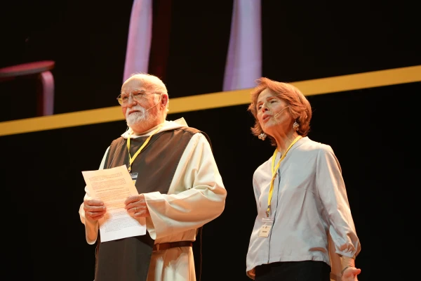 El sacerdote Jacques Philippe reflexiona sobre la importancia del silencio ante 6.000 jóvenes. Crédito: It's Time to Think