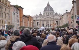 Los peregrinos atraviesan Via della Conciliazione hasta llegar a la Puerta Santa en la basílica de San Pedro durante el Jubileo Crédito: Cedida por Pablo H. Breijo de la Diócesis de Alcalá de Henares.