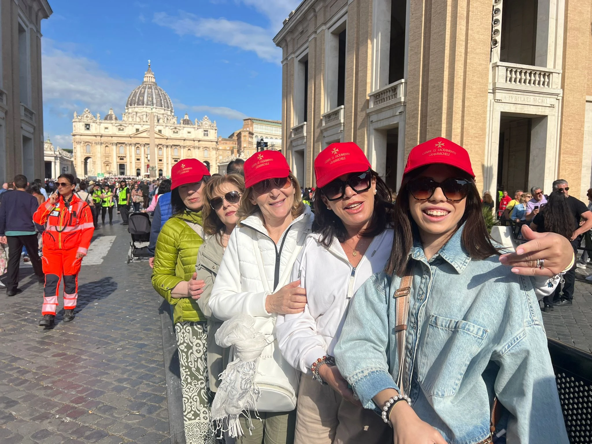 Jóvenes de Sicilia en la Misa del Papa León XIV. Crédito: Almudena Martínez-Bordiù/ EWTN News