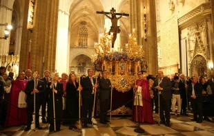 Espera en la Catedral de Sevilla antes de la procesión extraordinaria de clausura del Congreso de Hermandades y Piedad Popular. Crédito: Congreso de Hermandades y Piedad Popular.