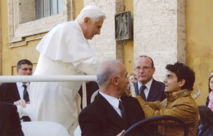 Pierangelo Capuzzimati saluda a Benedicto XVI en el Vaticano Crédito: Associazione  Pierangelo Capuzzimati Onlus