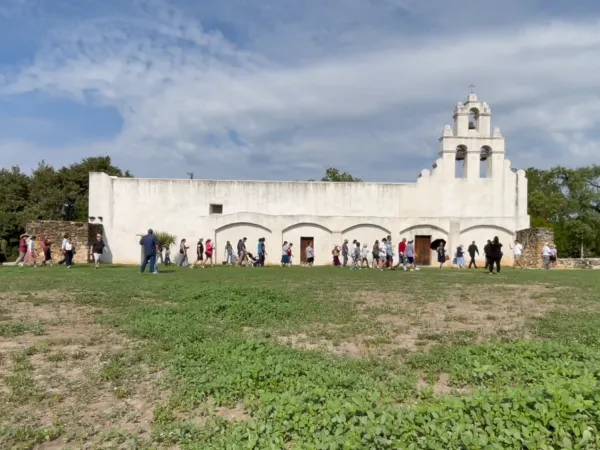 Peregrinos en la Misión San Juan Capistrano. Crédito: El Camino de San Antonio Missions.