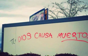 Una de las pintadas ofensivas en el Colegio Reina de la Paz de Brunete en Madrid (Espau00f1a). Foto: Colegio Reina de la Paz.  