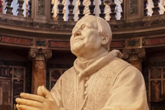 Escultura del Papa Pío IX en la Basílica de Santa María la Mayor de Roma