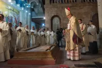 El Cardenal Pierbattista Pizzaballa, Patriarca Latino de Jerusalén, inciensa la "Piedra de la Unción", situada a la entrada de la Basílica del Santo Sepulcro, donde, según la tradición, se encuentra el cuerpo de Jesús,  30 de marzo de 2024.