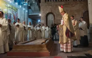 El Cardenal Pierbattista Pizzaballa, Patriarca Latino de Jerusalén, inciensa la "Piedra de la Unción", situada a la entrada de la Basílica del Santo Sepulcro, donde, según la tradición, se encuentra el cuerpo de Jesús,  30 de marzo de 2024. Crédito: Marinella Bandini