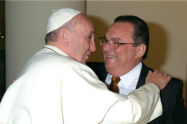 El Papa Francisco y Marcelo Pivato en el Vaticano. Crédito: Cortesía de Marcelo Pivato