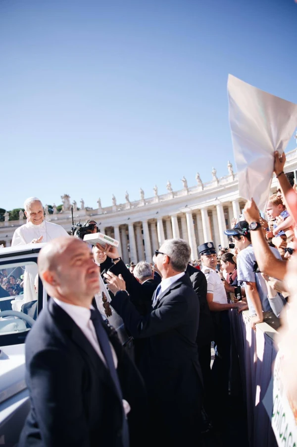 La pizza para el Papa llega a bordo del papamóvil. Crédito: Cortesía de Meagan Martin.